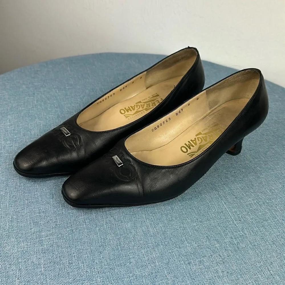 Vintage Salvatore Ferragamo Black Leather Pumps With Metal Logo Size 8 B